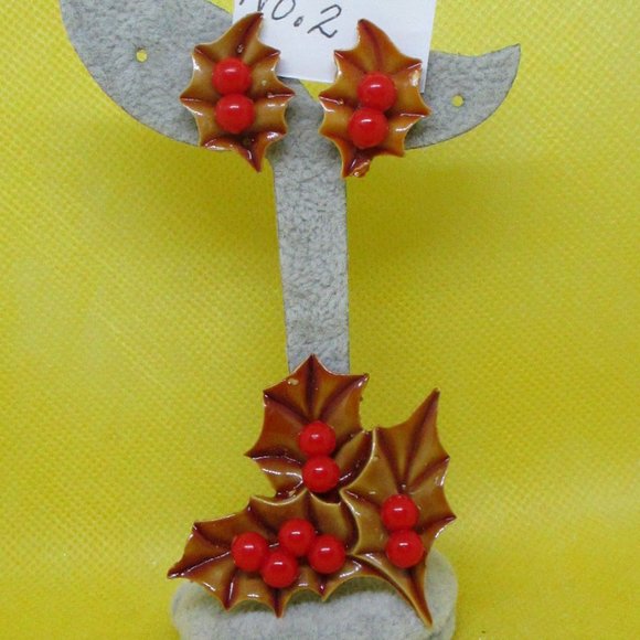 NO 2 VTG Celluloid Holly Berry Christmas Pin Brooch & Matching Holly Berry Chris - Picture 1 of 10